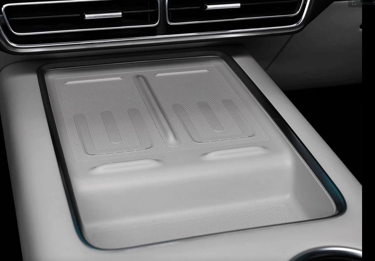 有一个一直反直觉的设计。新能源车杯架前面的两个手机放置区域。经常谈恋爱和结婚的朋