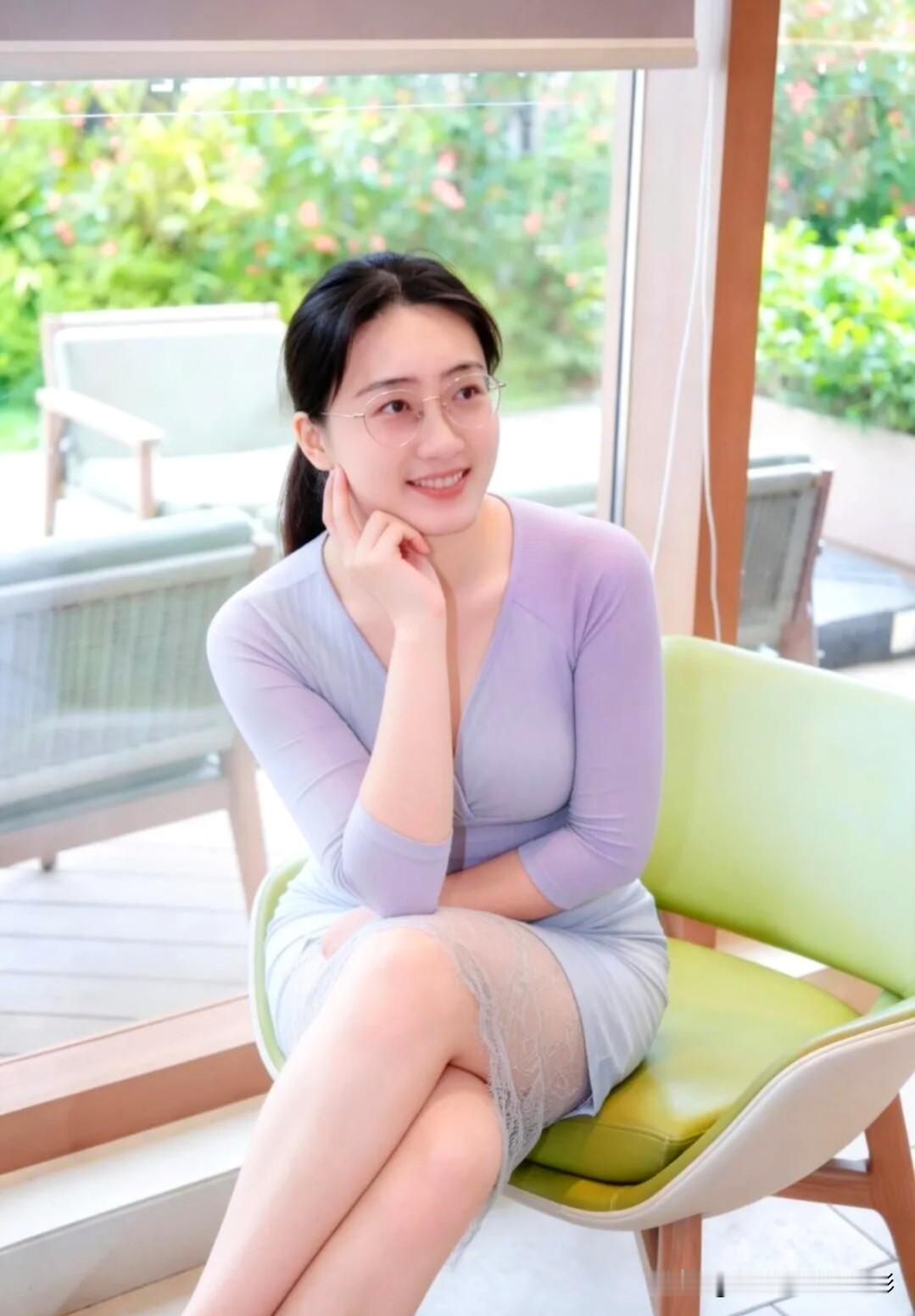 紫衣深浅染云霞，长发如丝镜若纱。窗畔椅间留浅笑，玻璃倒影入芳华。