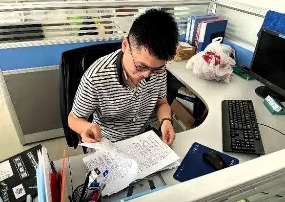 公司一个男孩，主动揽下了国庆7天值班。一天补助200，同事笑他傻，为了1400块