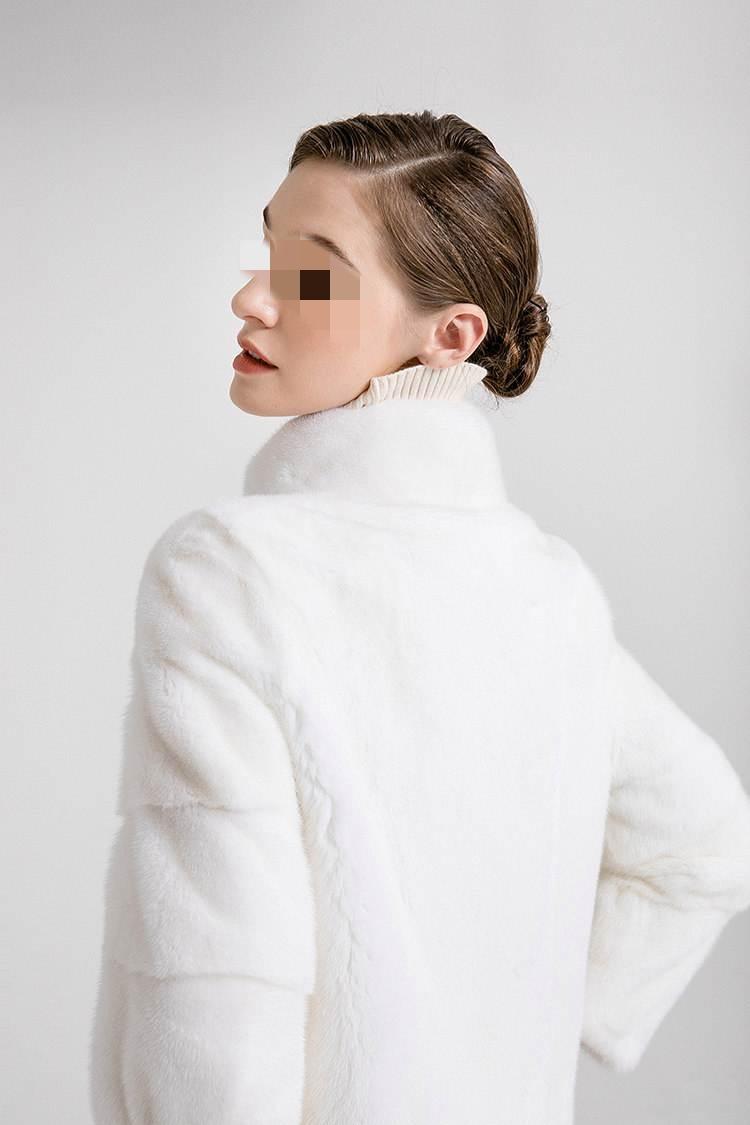 大家发现没有：今年穿貂皮大衣的又多了！

都说时尚是一场轮回，这可真是不假。四五