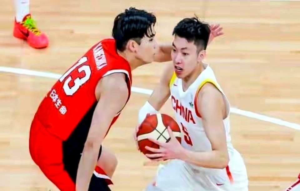 日本主场15分领先，被我们一节打崩。
 
上半场落后14分，张镇麟空位三不沾，全