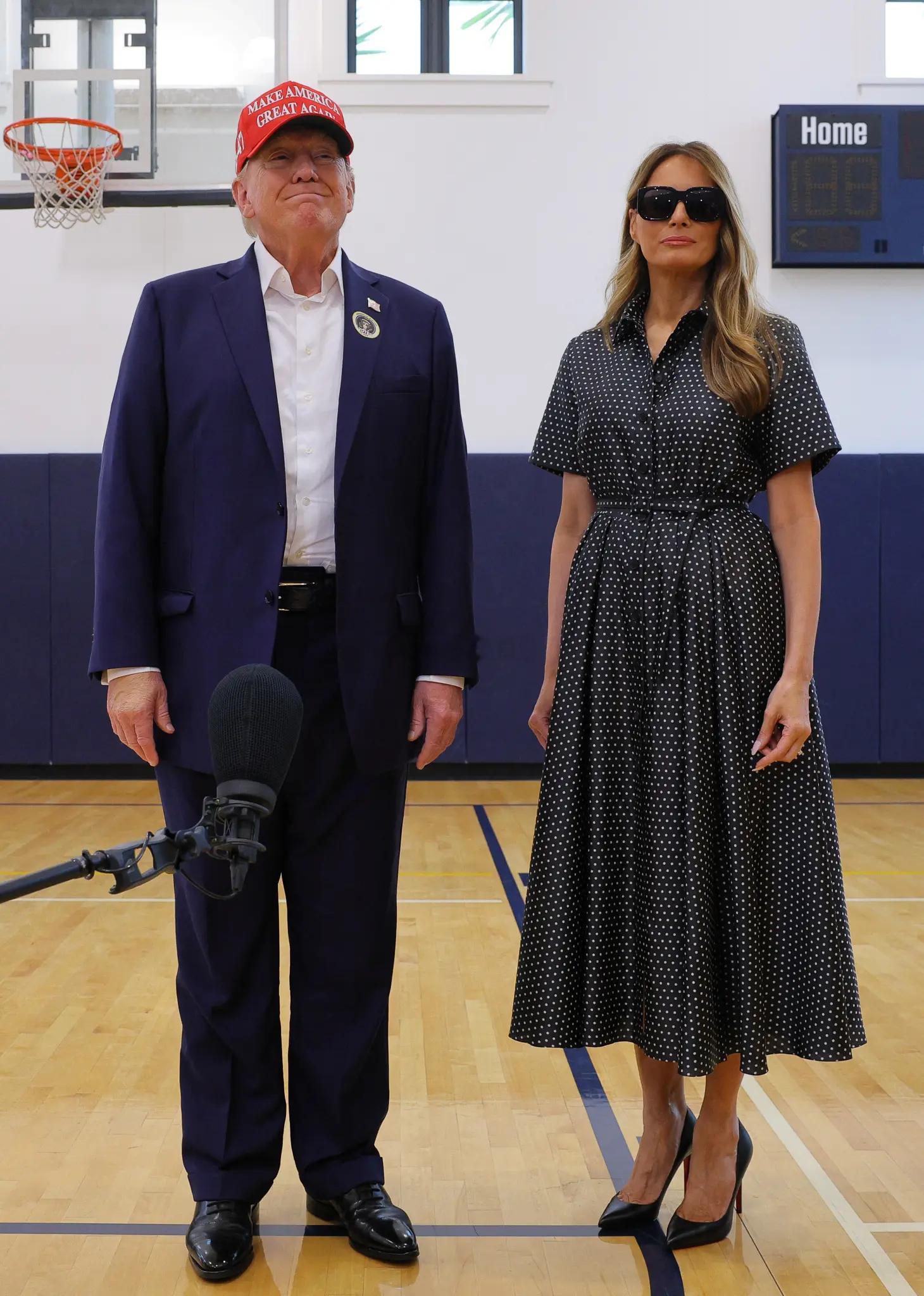 投票日的Melania👇身穿Dior长裙和川普一同现身棕榈滩的投票点 ​​​