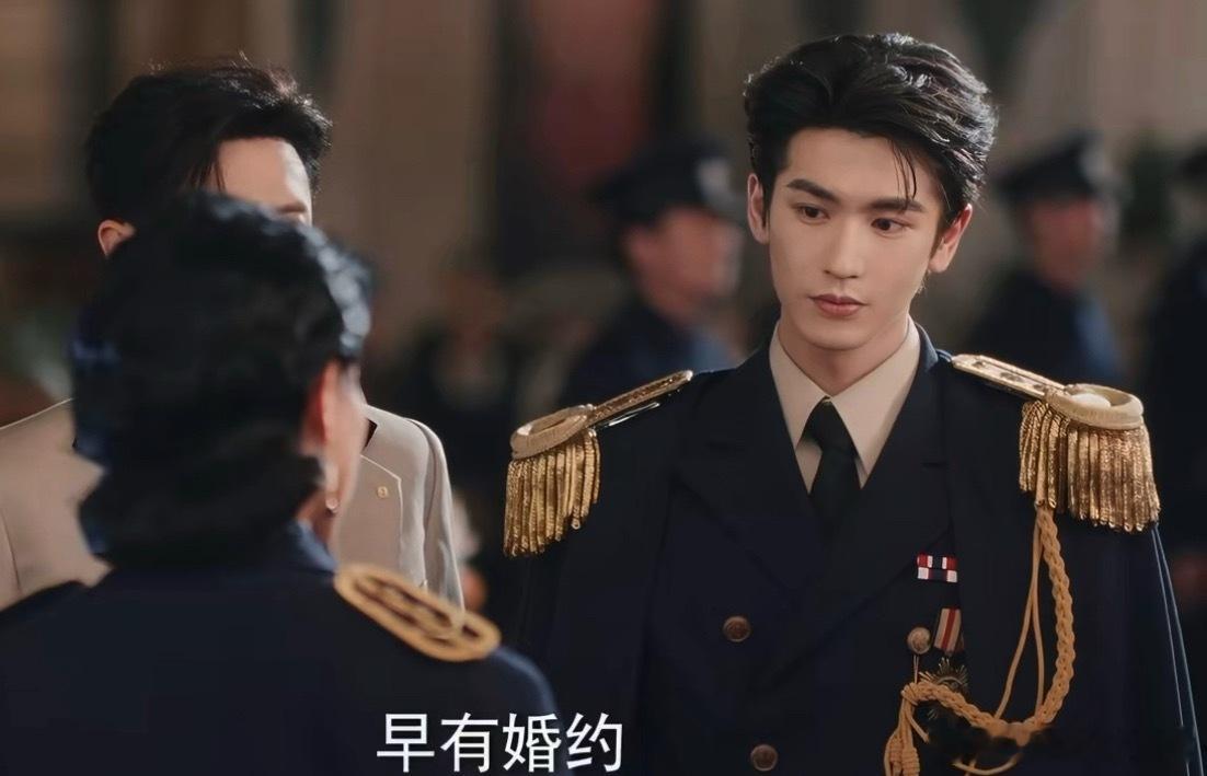 这一秒过火的军阀制服总让我觉得是男主是仪仗队的。 