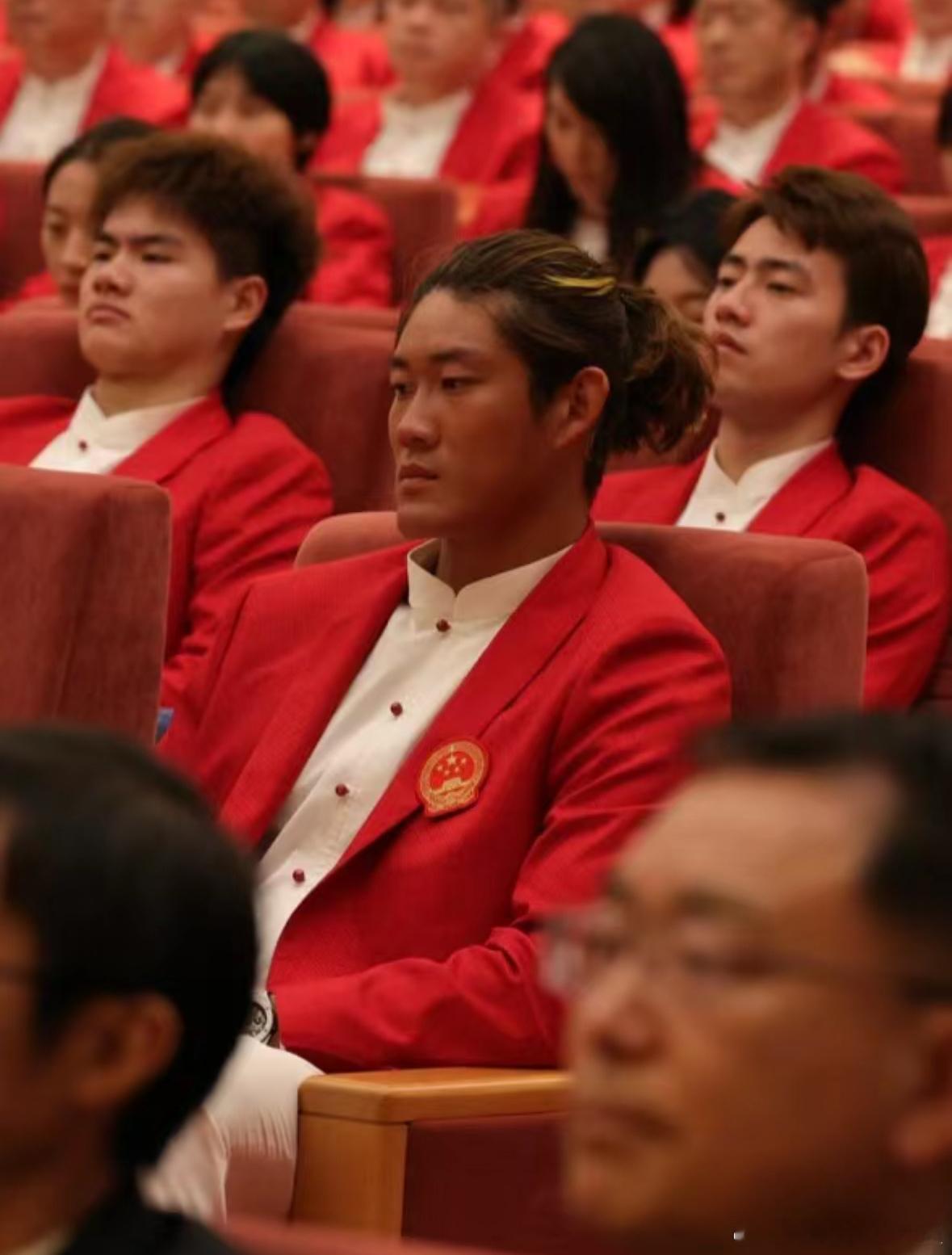 梁王你俩像来看电影的😆#中国体育代表团总结大会现场图# ​​​
