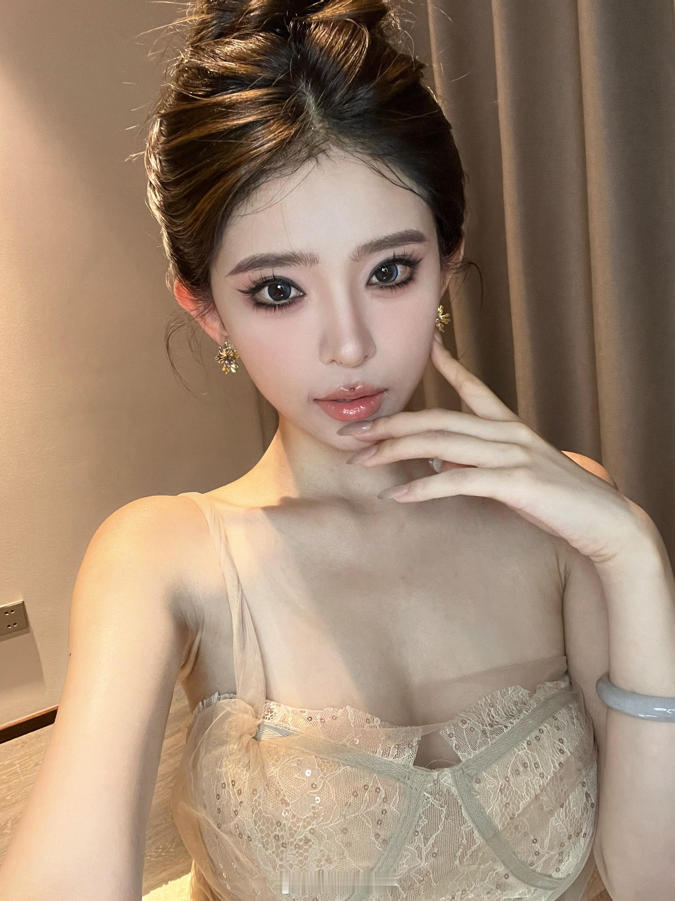 不好看自己扣眼珠子 我上早八 ​​​