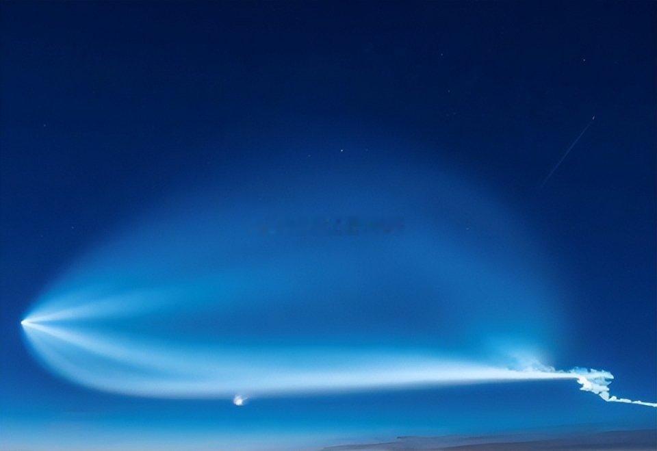 多地夜空疑似UFO多地网友深夜拍到巨型神秘光柱，纷纷猜测外星来客，真相是长征火箭