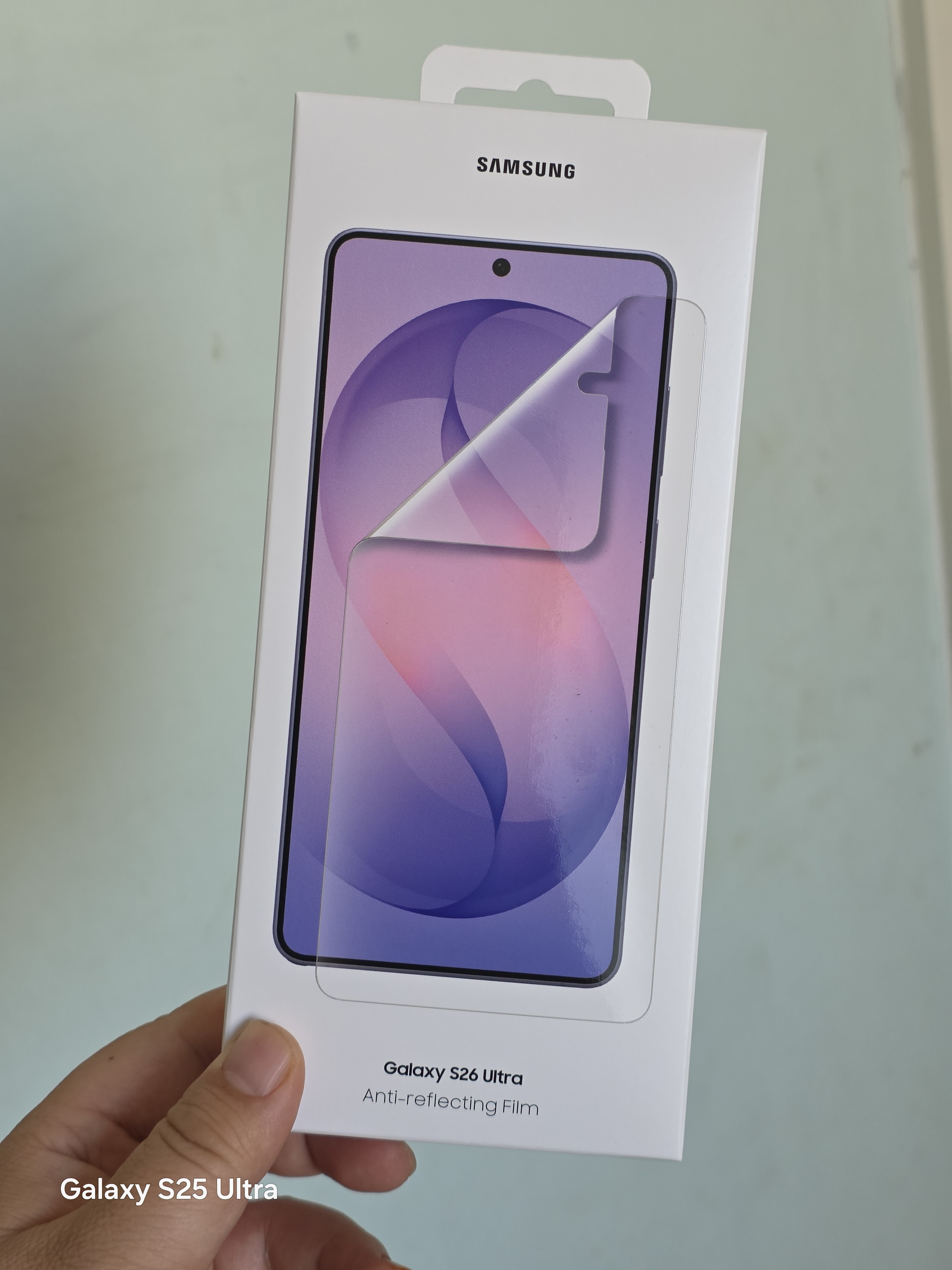 在那买了盒S26 Ultra官方抗反射膜，一盒里边有两张，据说贴上后比原机更抗反