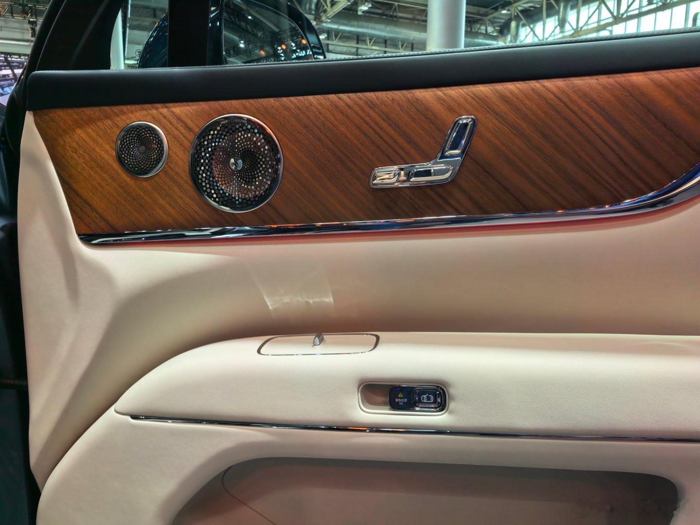 新款 M9 给人印象最深的反而是这种内饰系列的精致感，尤其是手感特别好，北京车展