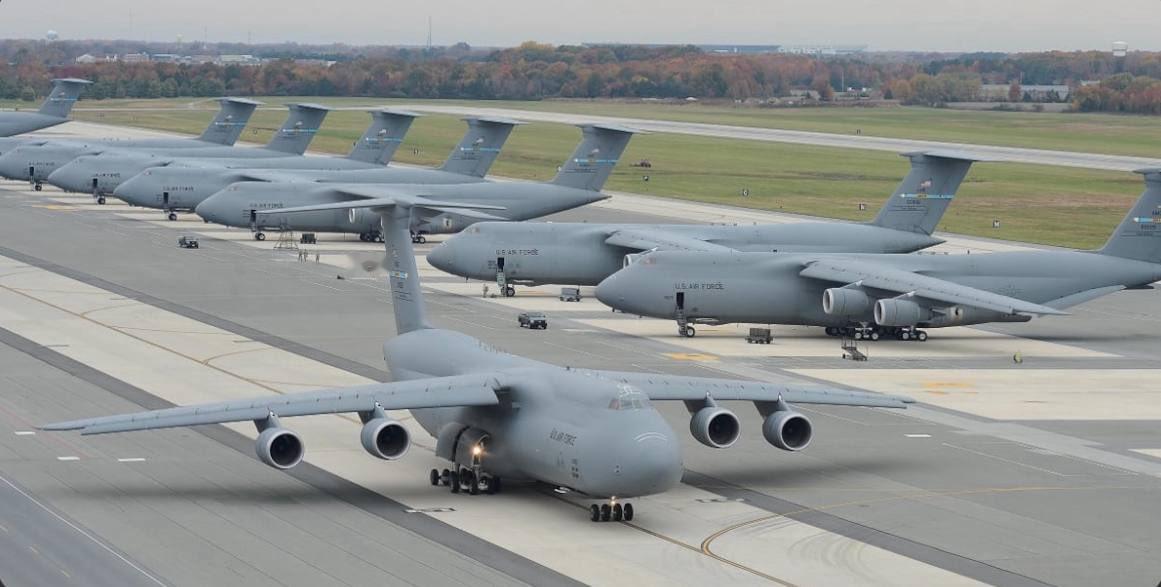 据外媒消息，2 月 16 日至 17 日，19 架美国空军 C-17 环球霸王和