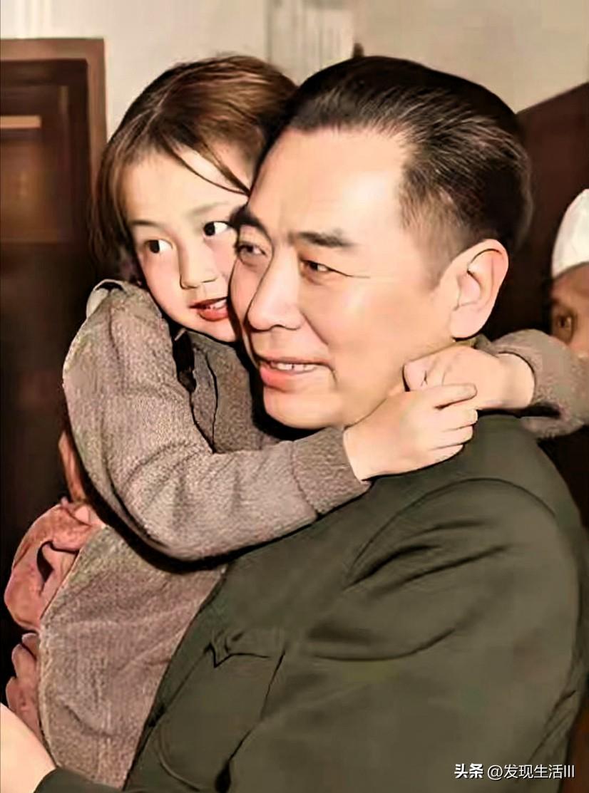 照片中周恩来总理怀中所抱的小女孩，是陈毅元帅的小女儿陈珊珊（又名丛军）。陈珊珊出
