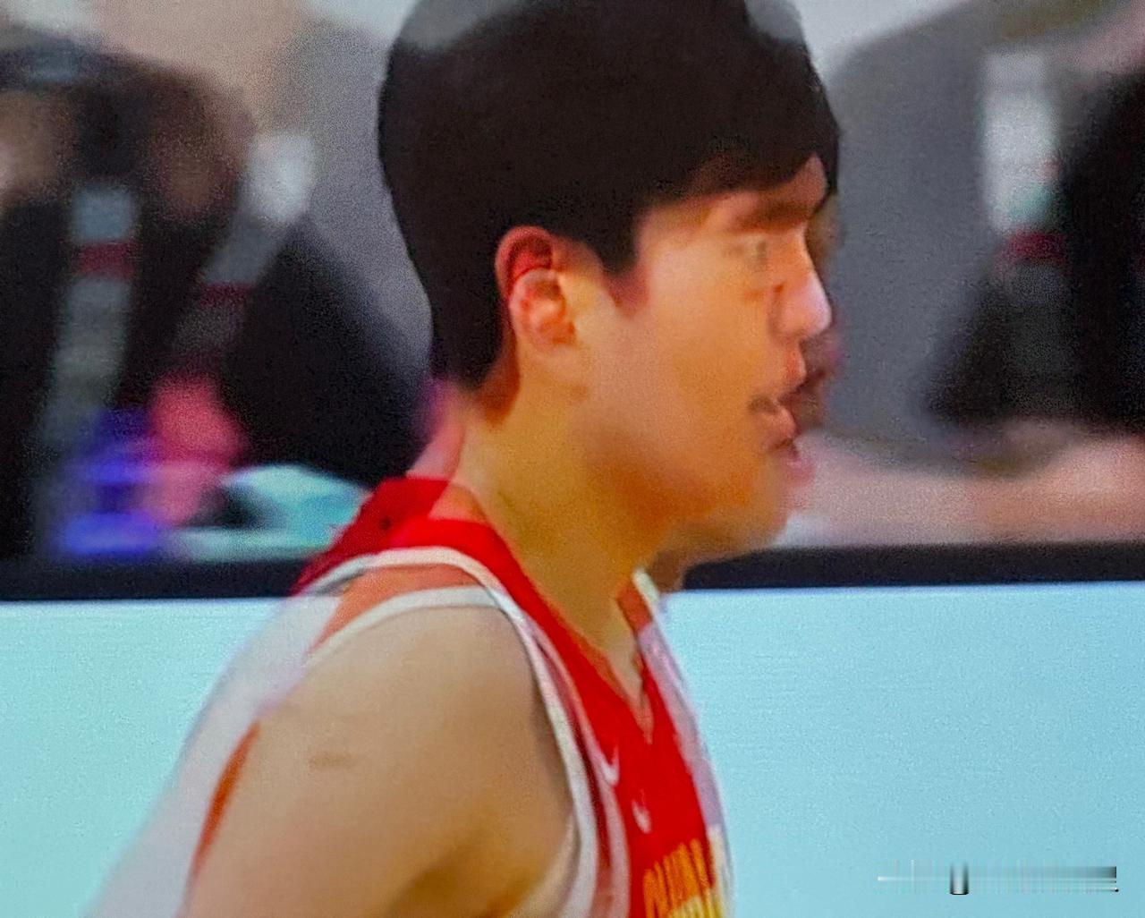 中国男篮同卡塔尔的比赛，上半场结束。
中国队 47:36 领先 11分。

中国