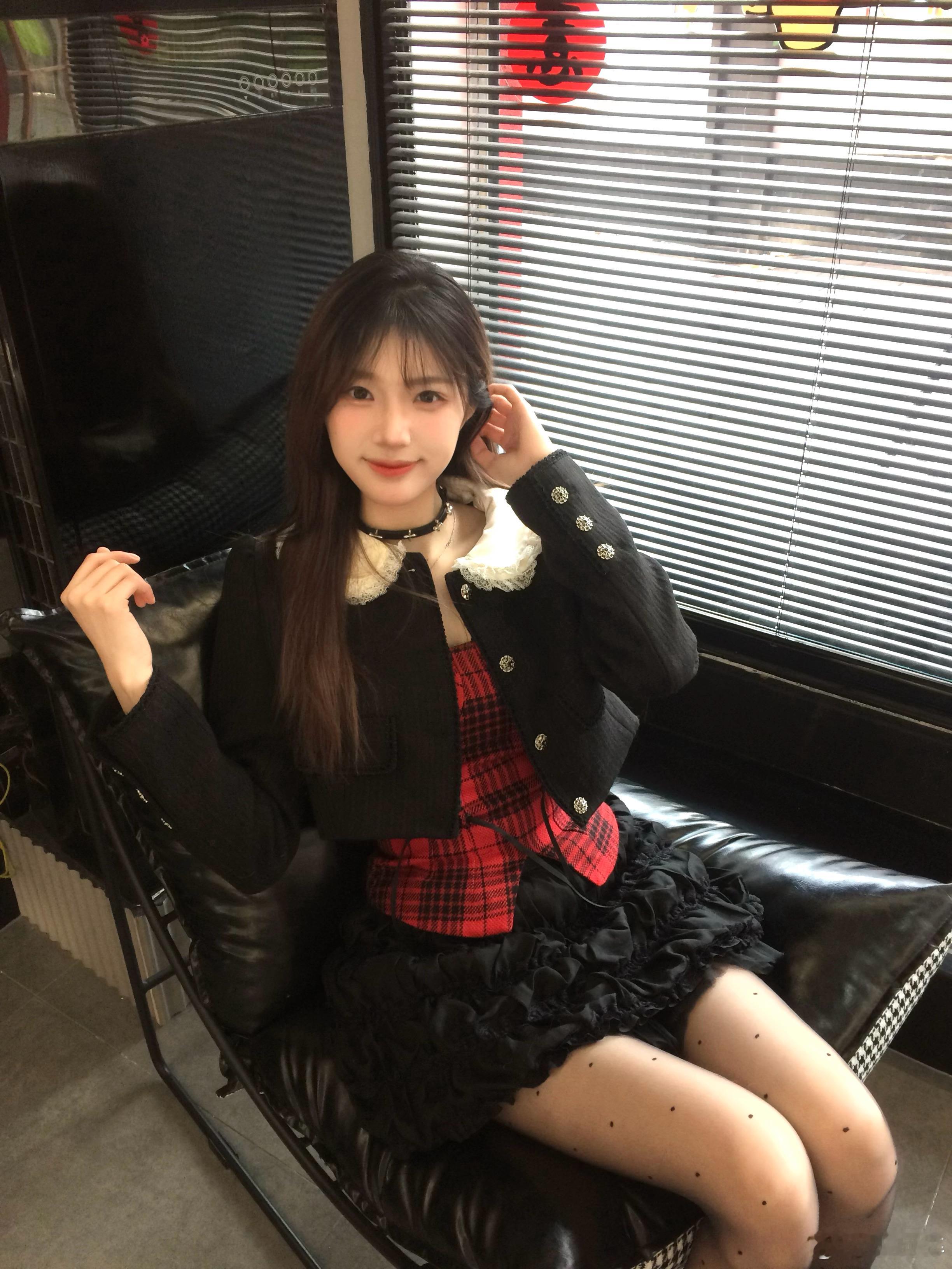第一次穿黑红配色耶女团一下🎸 ​​​