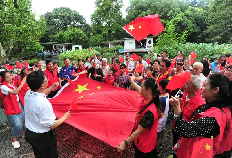没想到儿子还是有家国情怀的。我们平时教育儿子，就是好好学习，将来找一个好工作，过