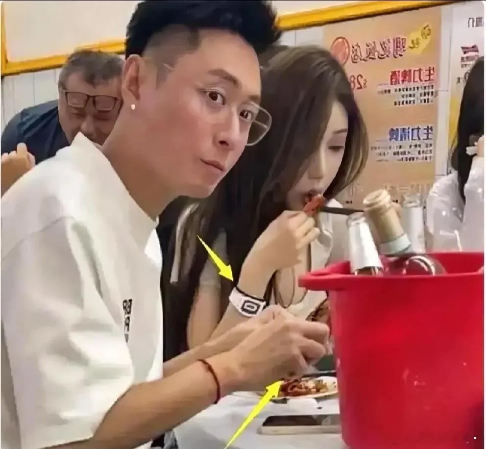 张嘉倪前老公买超真的越来越low，现在玩到一起的都是些什么人？他旁边这女孩，鼻子