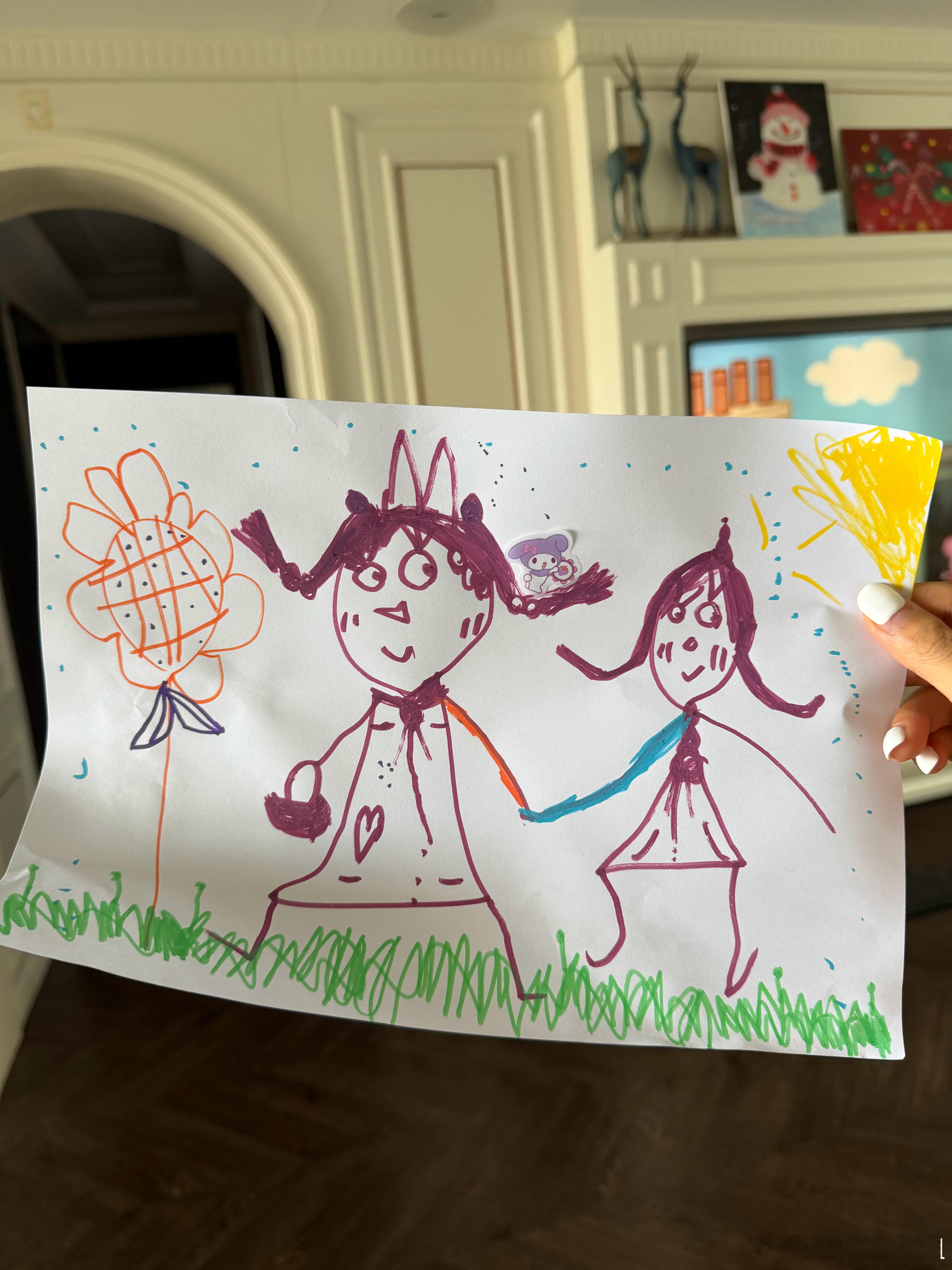 秋秋的画。画的是妈妈和好朋友一起快乐的逛街。 