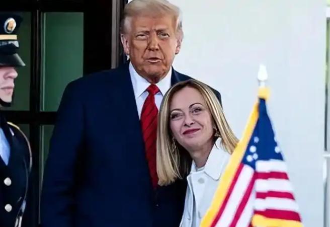 G7峰会上，特朗普随口吹了句牛，说梅洛尼求着跟他合影。换作一般人，忍忍也就过去了