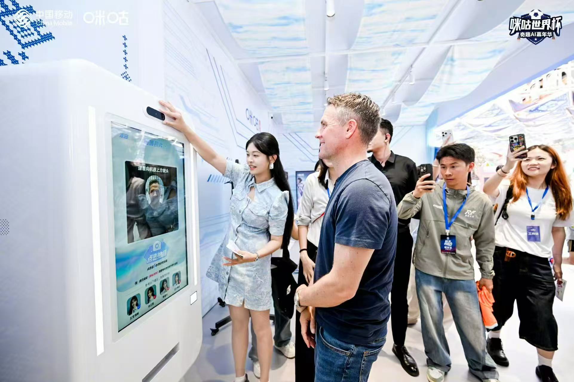 欧文社恐现场秒变社牛欧文沉浸式蹦苗迪看世界杯上咪咕 反差笑点拉满！欧文跳苗迪的投