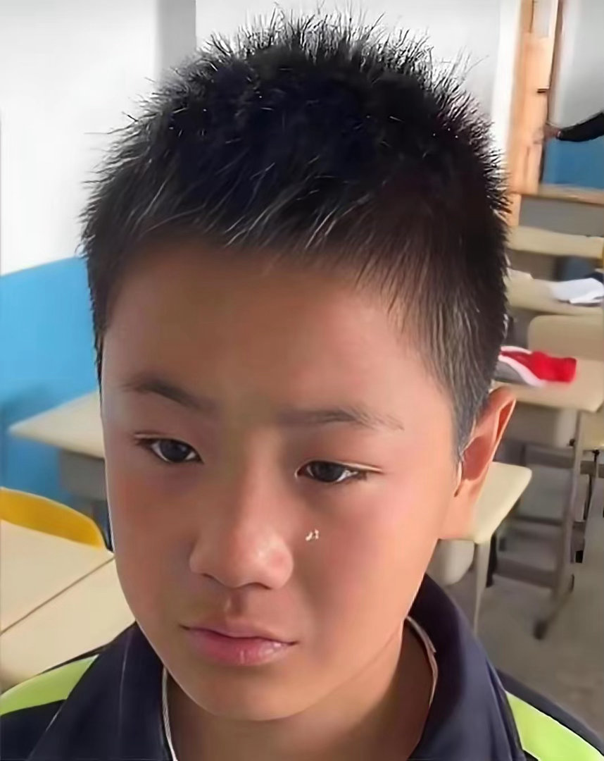 长沙市某校班主任把一名不听话的学生叫到办公室，老师先问：“你爸爸是干什么工作的？