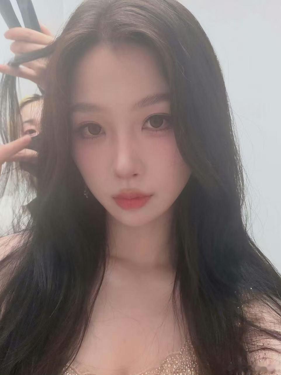 虞书欣虞书欣晒灿如繁星追剧团照片虞书欣灿如繁星追剧团晒照啊啊啊！今天的欣欣超美的