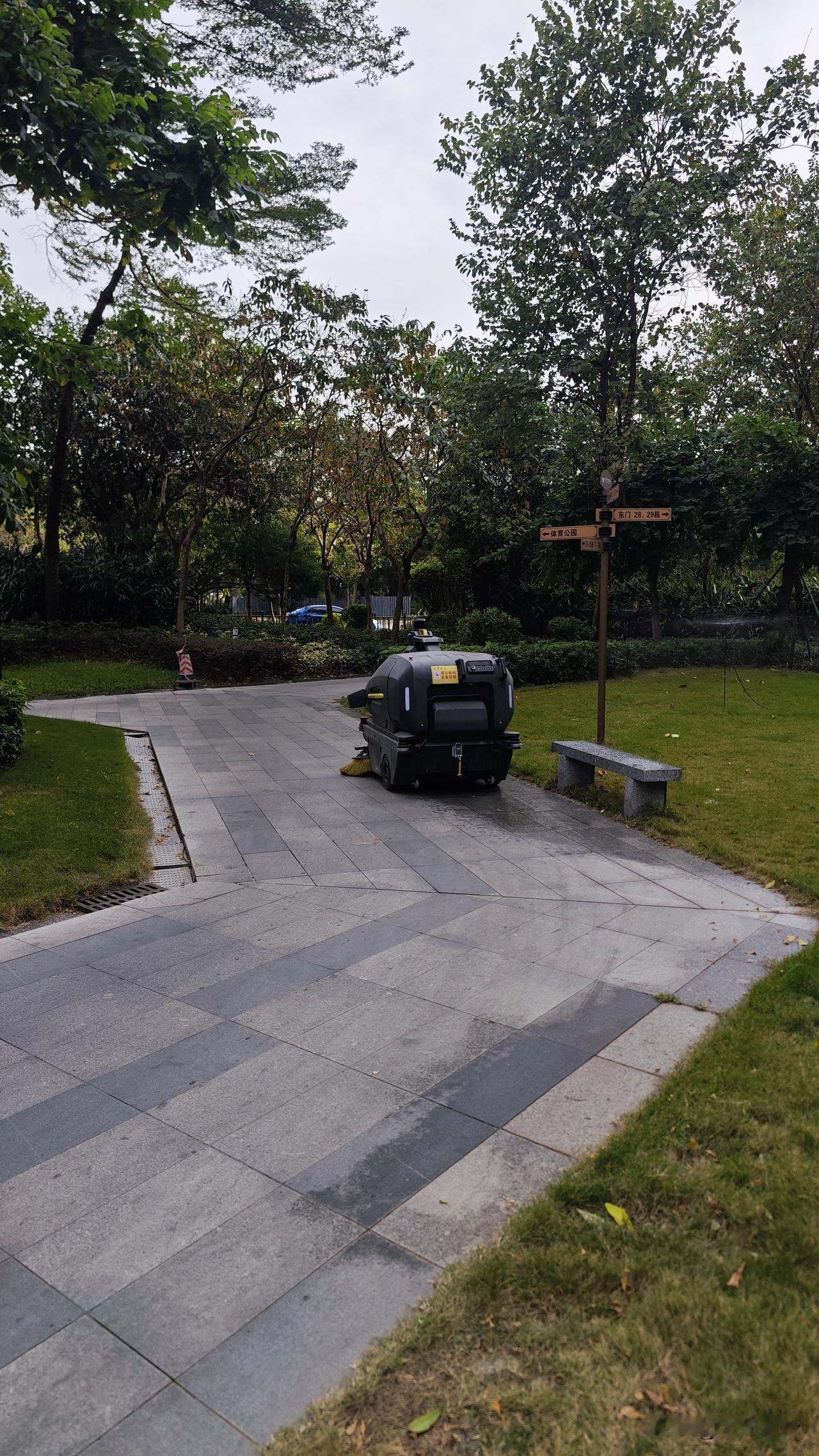 没想到我大珺城竟然用上自动环卫车了，播着音乐每天自己默默打扫小区，看样子好像还会