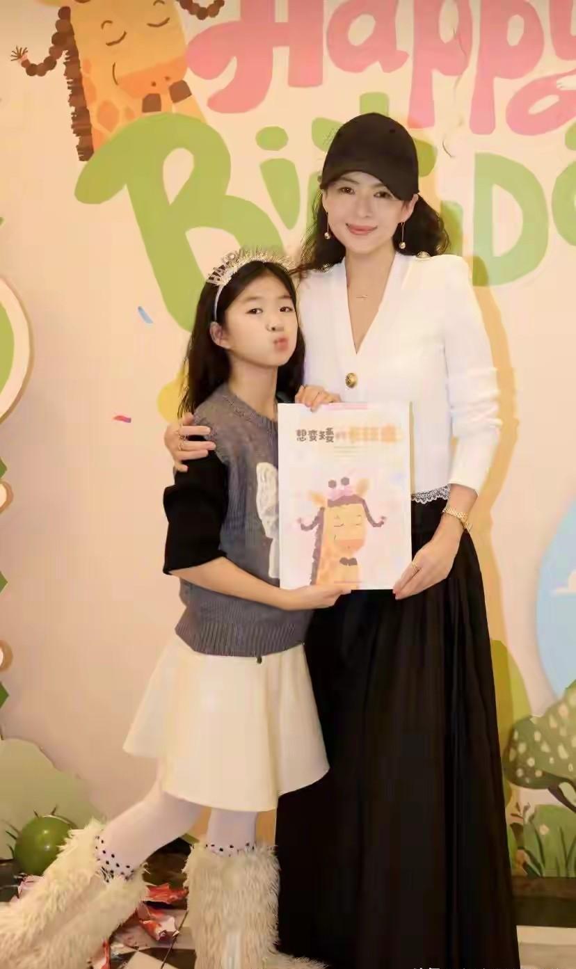 凌晨三点，章子怡还在给女儿的画册配字。
醒醒的画笔戳破了星二代的刻板印象。
十岁