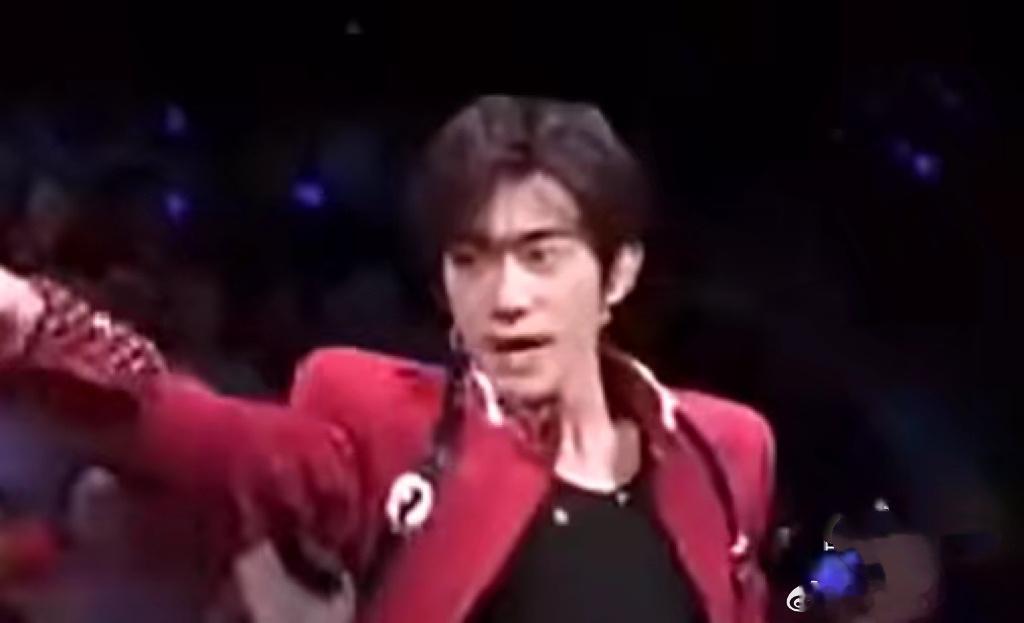 我出成男垫肩be like： 