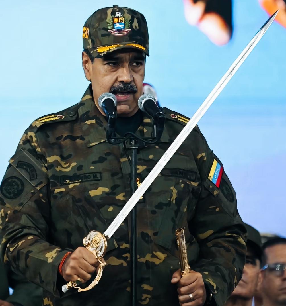 马杜罗拿着剑是想展示什么呢？
通过握剑的手，感觉手用力还不小啊！
这是在展示自己