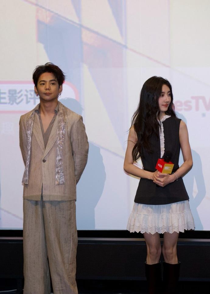 纯爱的风吹到丁真卓依娜姆 《梦寻苏毗女儿国》剧组亮相上影节红毯，丁真和卓依娜姆并