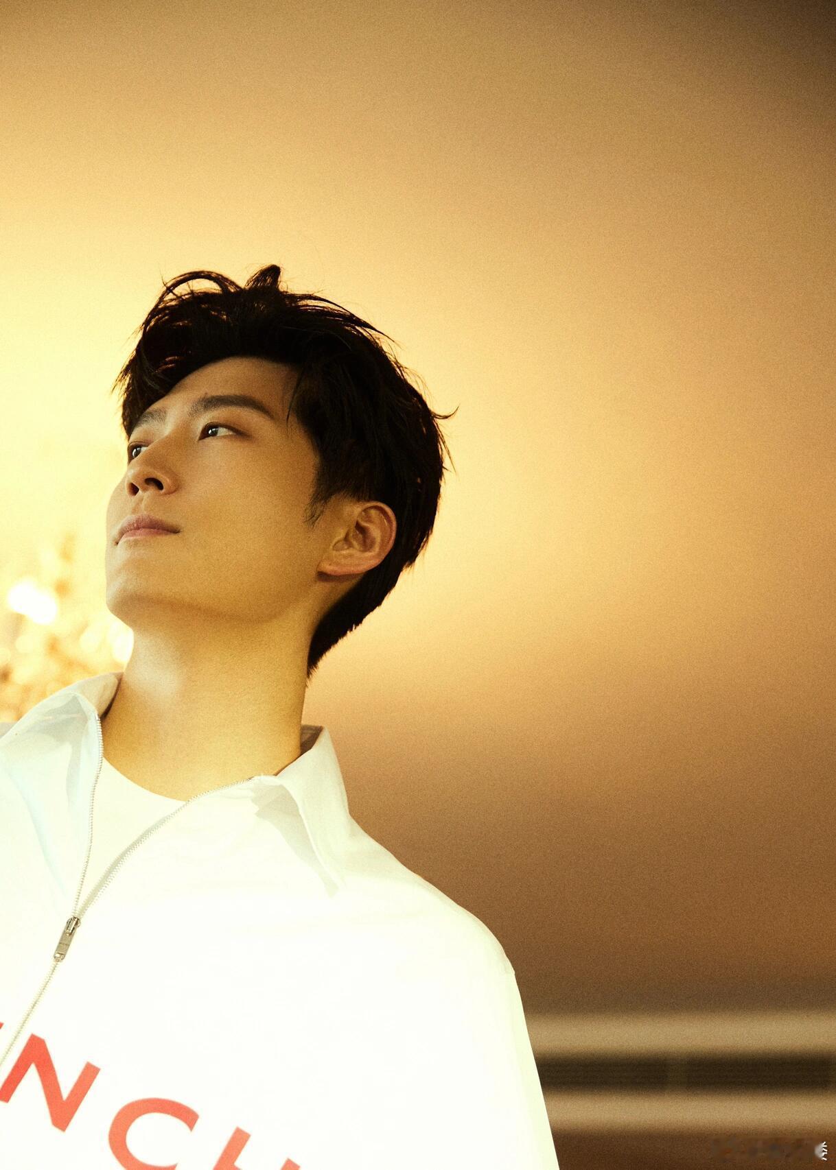 窦骁在北京打高尔夫好松弛看窦骁吃北京涮肉馋了漫步绿茵球场享受慢节奏时光，奔赴街头