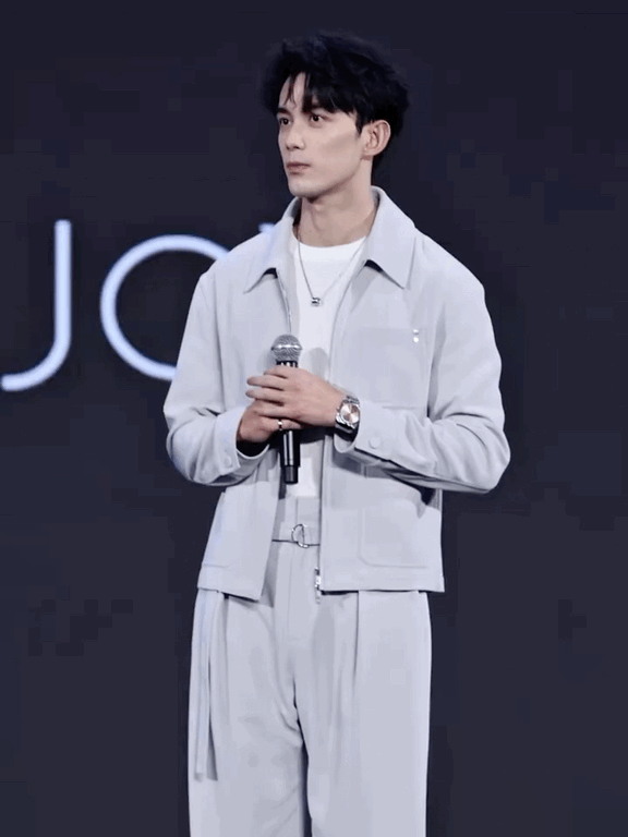 吴磊听到顾家好男人的反应整个人都透着一股没错就是我的自豪感，小表情傲娇又鲜活，妥