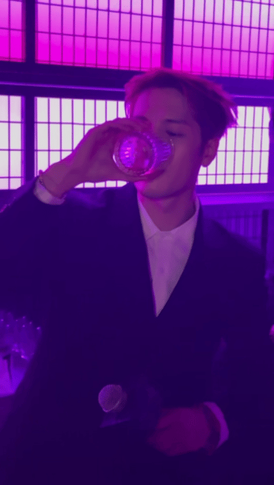 被王嘉尔敬酒是种什么体验 也是和王嘉尔喝过酒了 不愧是王嘉尔！品牌活动正装亮相自