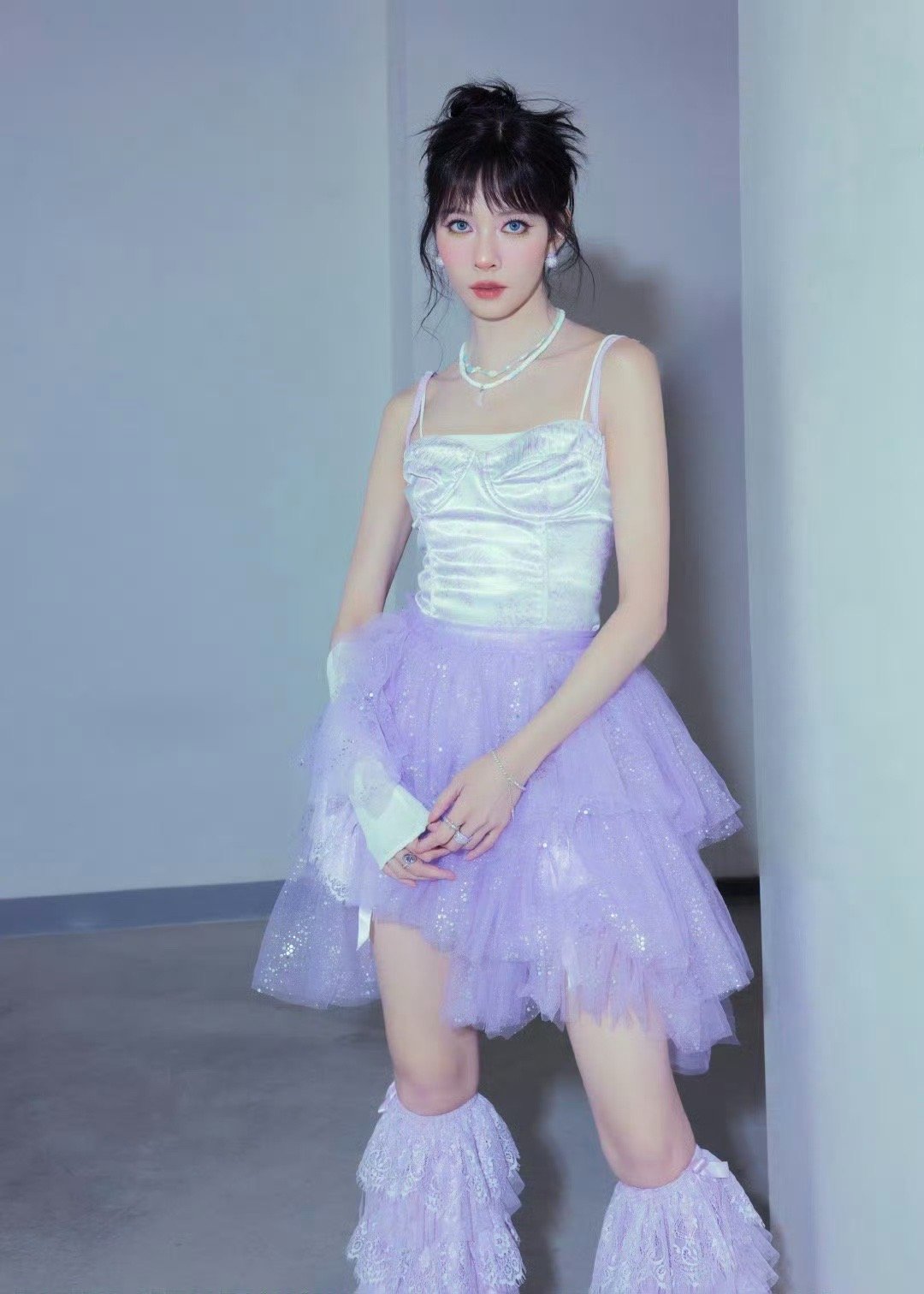 宋妍霏甜妹哈哈，宋妍霏长裙演唱《九万字》，高音撕裂感十足，搭配破碎感眼神，直接炸