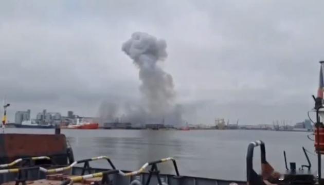 乌克兰制式海上无人机在罗马尼亚康斯坦察民港爆炸
洲哥讲时事 当地时间2026年6