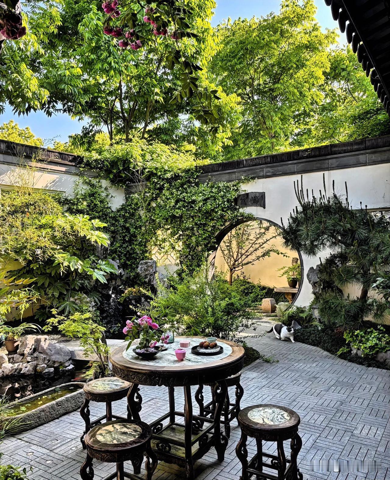 性学家说：  
​“只有不出轨的女人，没有只出轨一次的女人。”

忠诚，从不分性