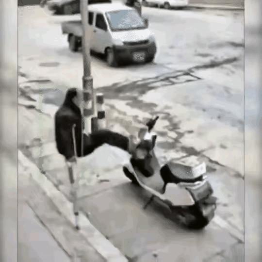 恶人就是恶人，改变不了本性，就像视频当中这个人，已经这种状况了，也掩不住他心中的