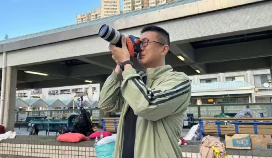 香港宏福苑大火过后，陆先生问记者， “能不能借相机一用，我想看下我的家”。。 这