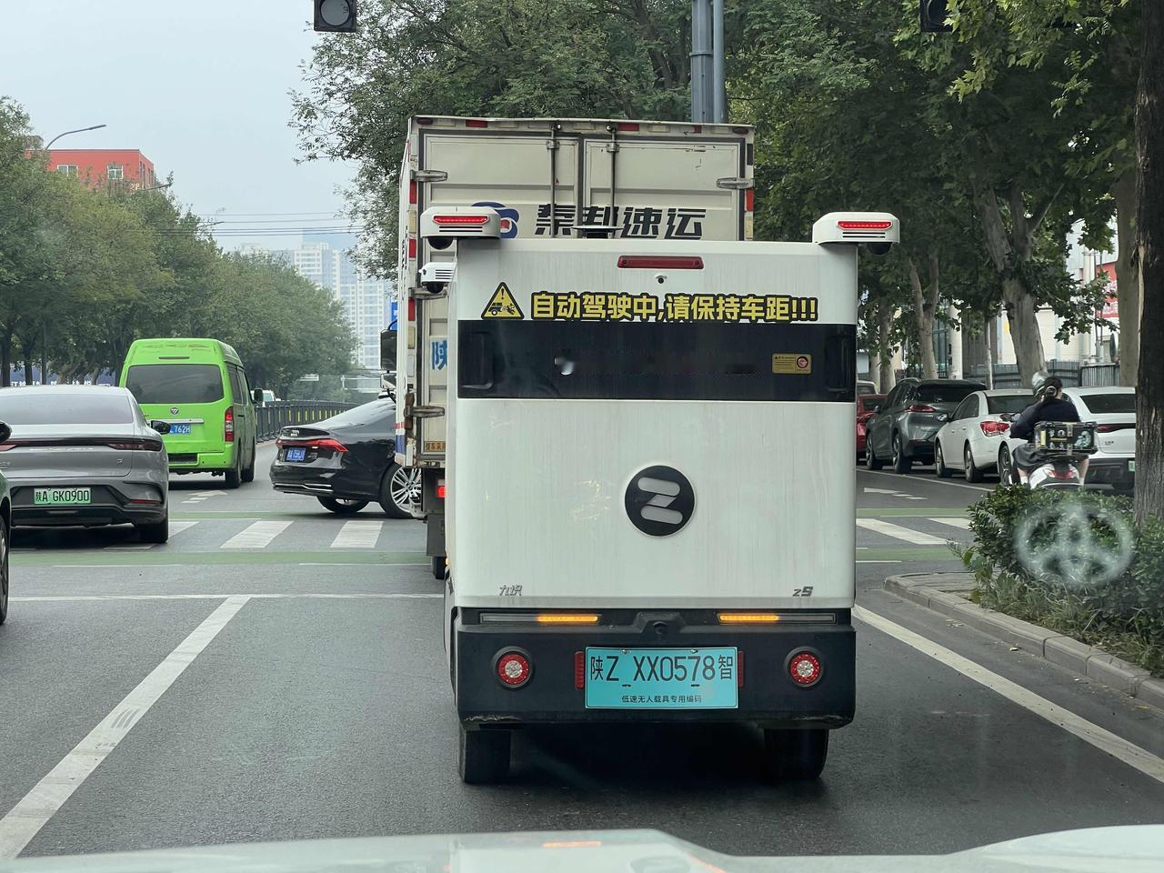 与武汉的无人驾驶汽车载客不同，西安的无人驾驶汽车是拉货。这些个玩意速度很慢，还一