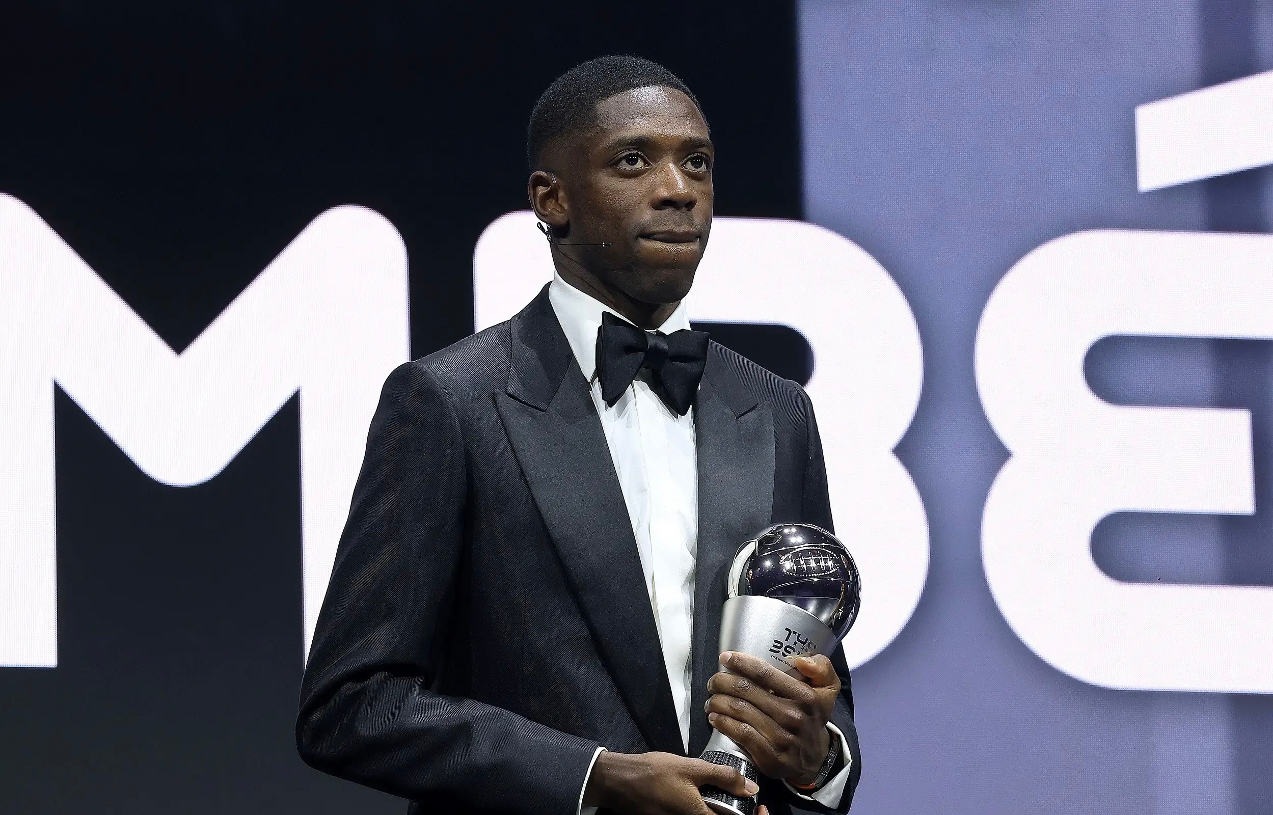 登贝莱获得FIFA年度最佳球员，他同时包揽世界足球先生和金球奖。如果时间回到三年