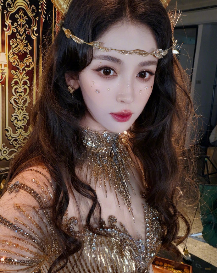 娜扎生日九宫格 娜扎生日自拍九宫格 娜扎生日九宫格，滴滴～我咔咔自拍，谁懂这个娜