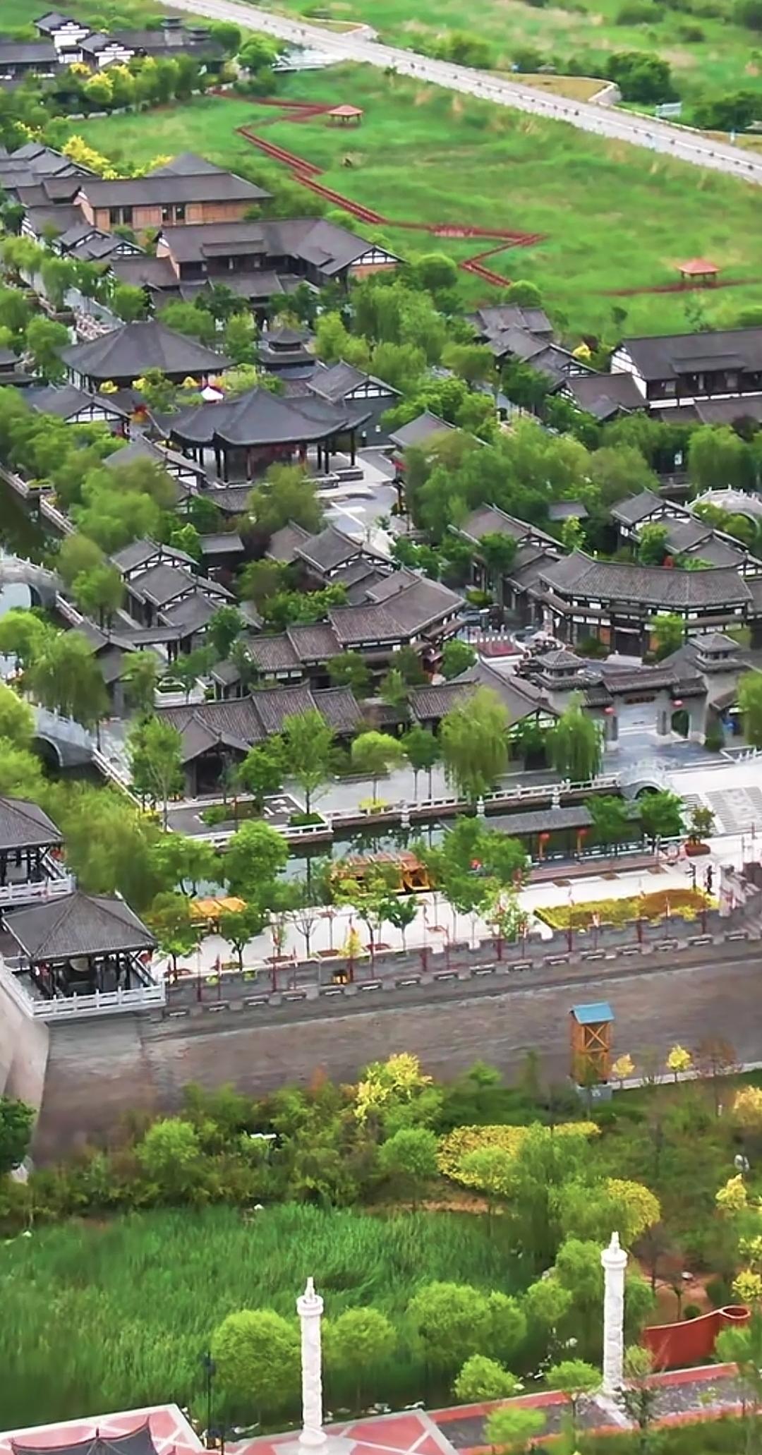 行走在五彩斑斓的地下宫殿，流水照芙蓉，深山藏美景风景 小城故事 秋日古寺探秘