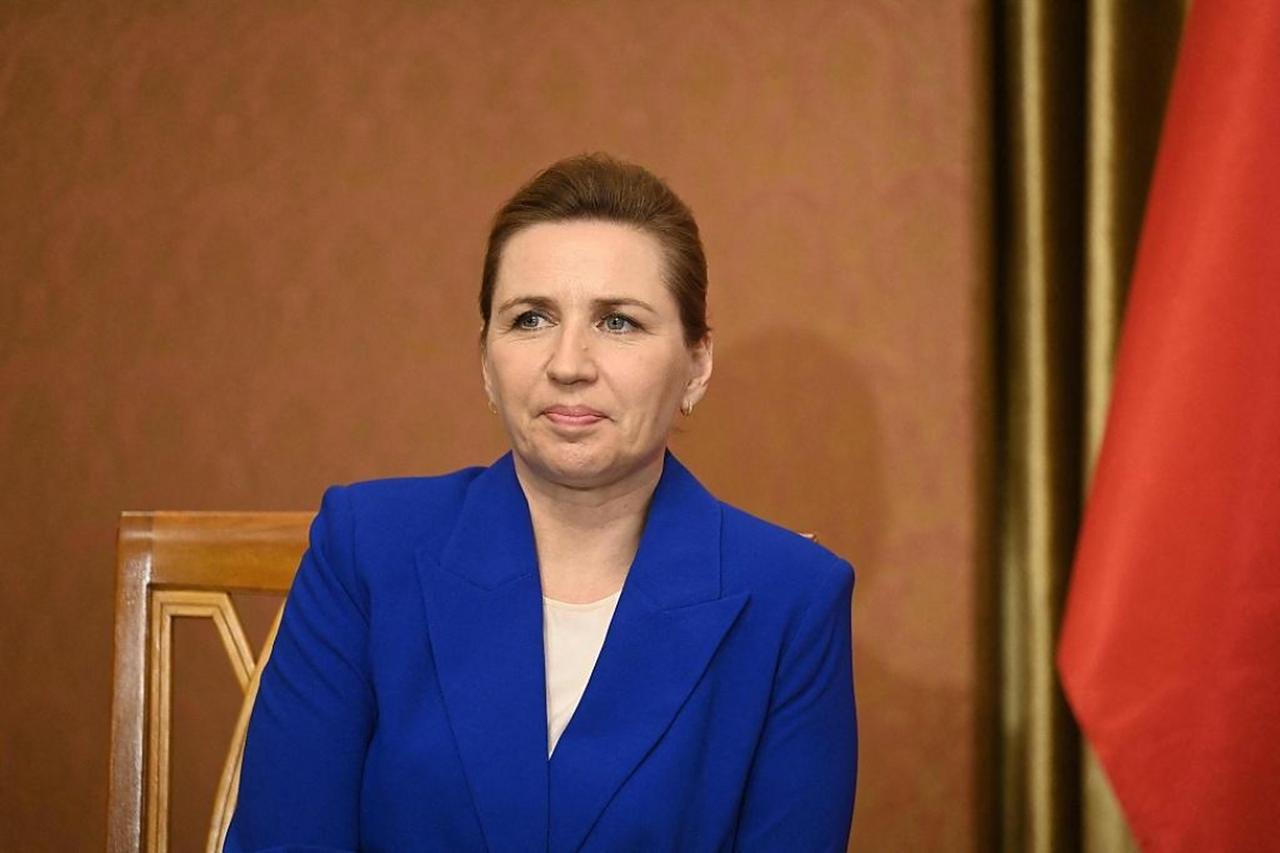 特朗普政府频频放出的强硬信号，把丹麦逼到了守护格陵兰岛的悬崖边。这片冰雪覆盖率超