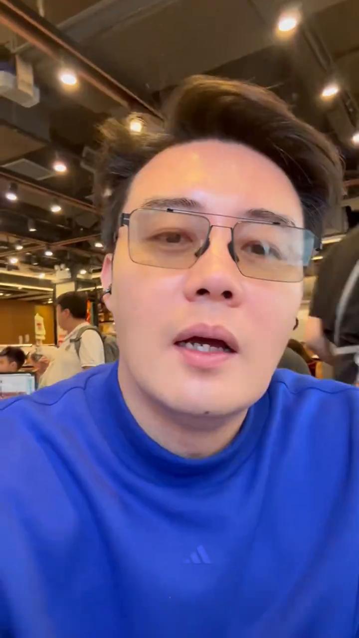 香港的幸福早餐。
全家一起来到楼下的九龙餐室，吃早茶的人很多，人超级多。现在在香
