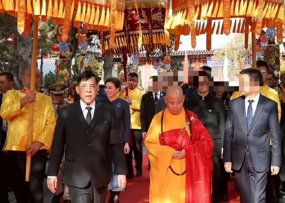 泰王和王后这次来北京，居然还去了八大处灵光寺，这波操作也太圈好感了吧！
 
记得