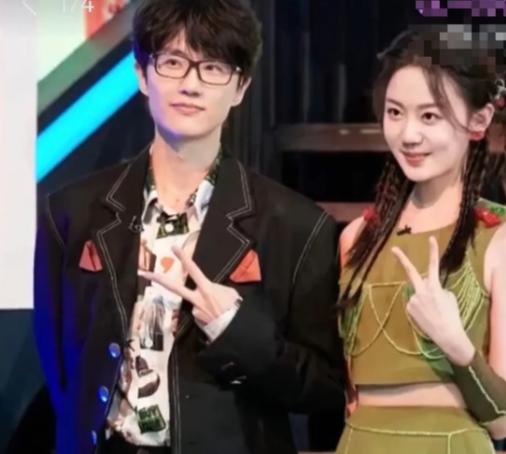 许嵩结婚后粉丝脱粉的理由太好笑了。
许嵩官宣结婚之后，网络上出现少量粉丝脱粉的声