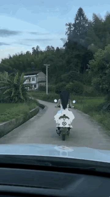 后车跟得太近吓到小姐姐了，摔伤了后车有责任吗？