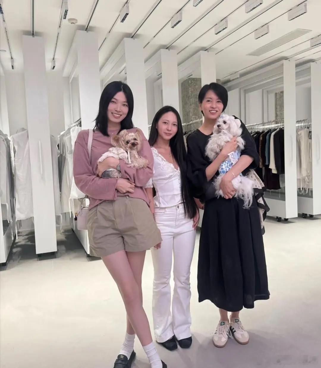 50岁梁咏琪在上海一间服装店购物被偶遇，她穿着一身黑色裙子，显得大方又优雅，留着