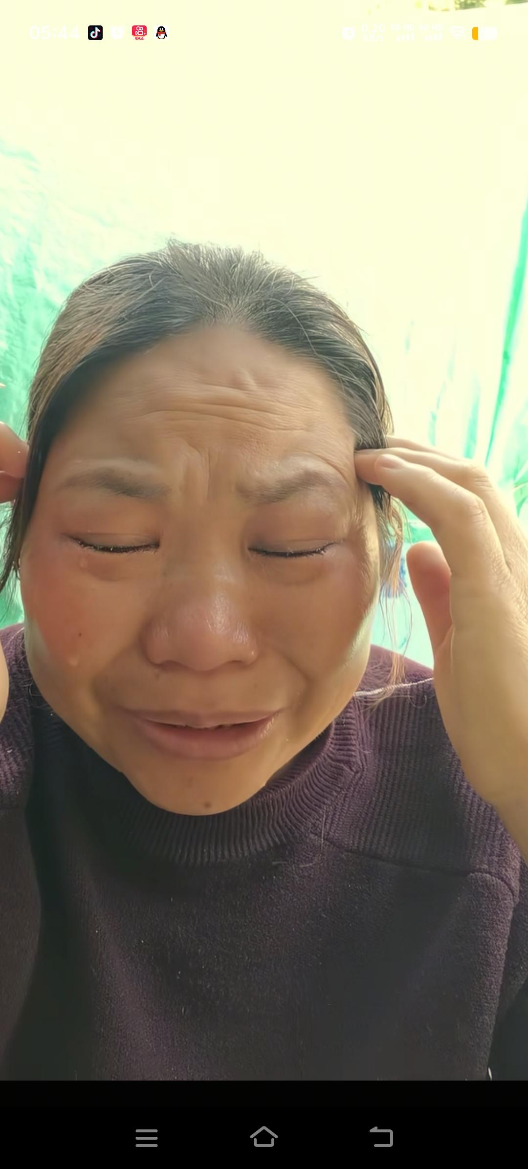 王晓举的妈妈直接喊话王晓举，让她出来给自己一个说法。视频里，王晓举的妈妈泪流满面