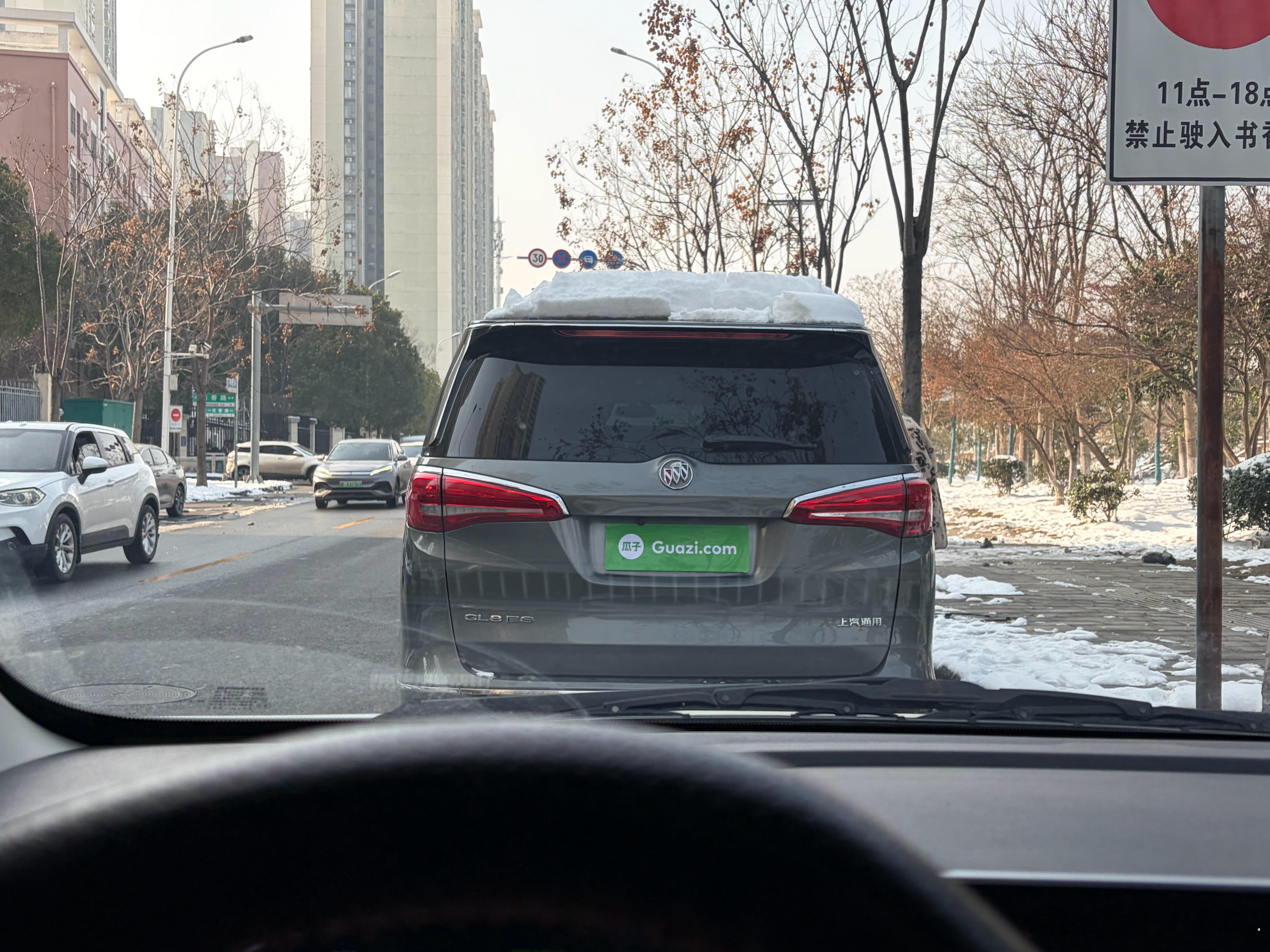 这不巧了吗碰到瓜子在评估这要是我喜欢玩的车型不得高低竞争一下 襄阳·犀牛二手车