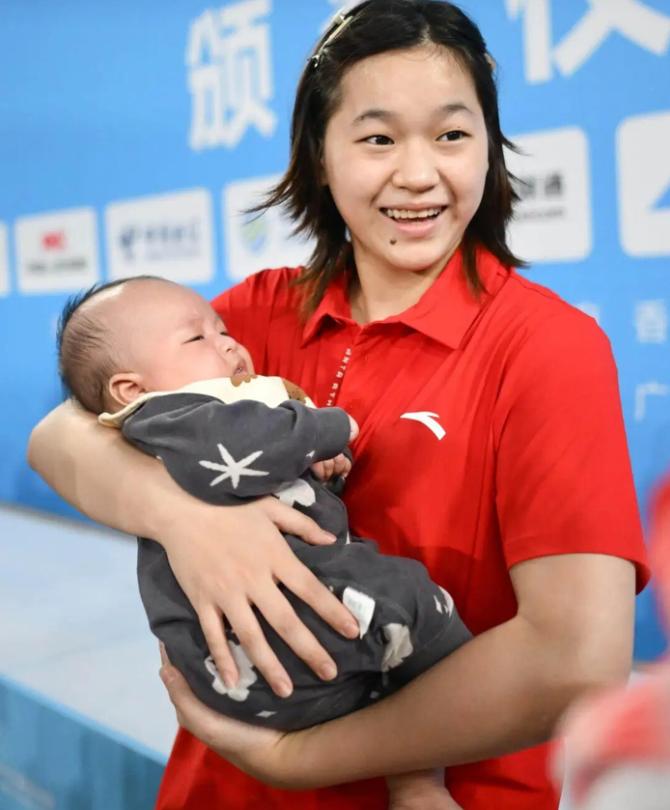 抱着孩子领奖的全红婵，可能是全中国，甚至全世界最松弛的运动员了吧！
 
颁奖台的