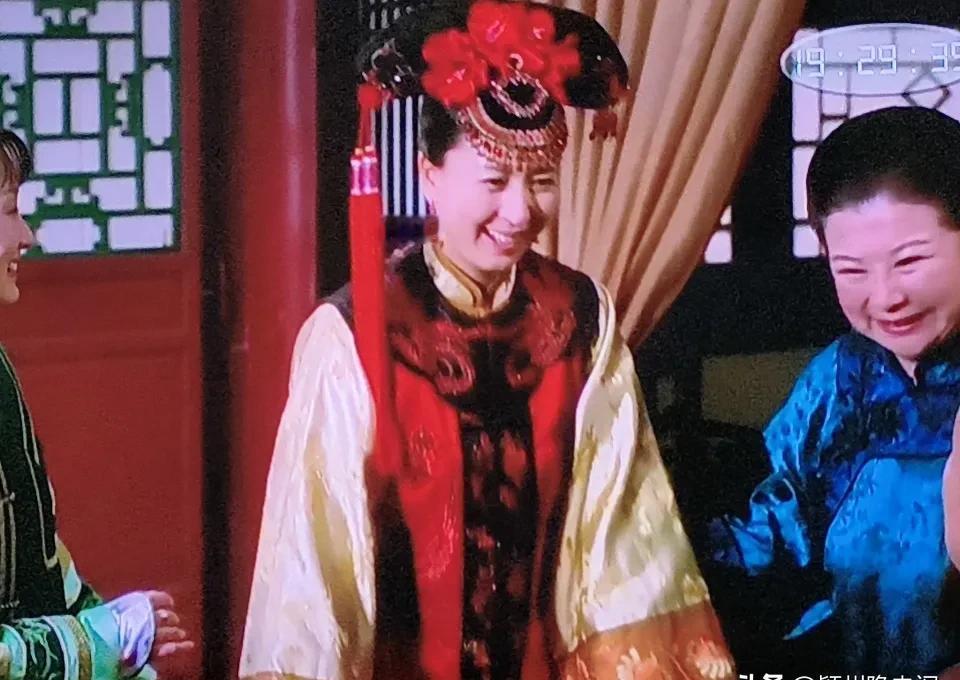 酸黄瓜味儿还没散呢。
昨晚八点，央视六套，《贵妃还乡》的片头曲照常响起。
闫学晶